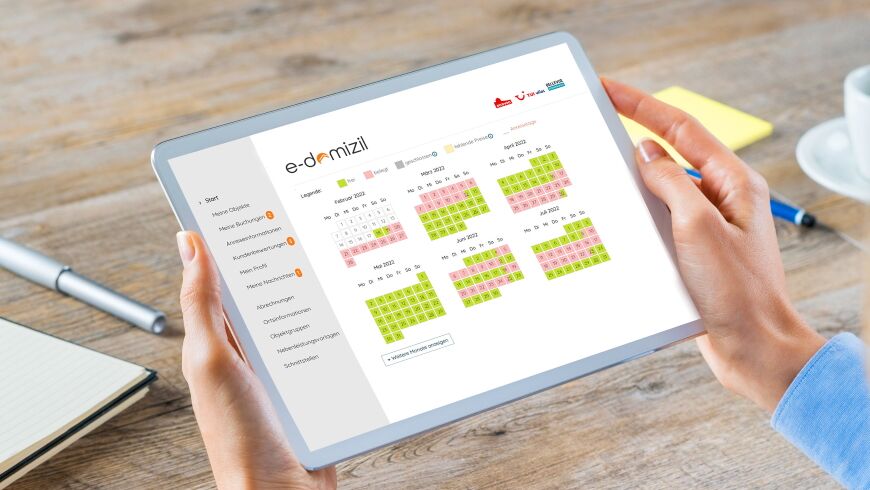 Vermieter benutzt das Management-Tool für Ferienunterkünfte auf seinem Tablet